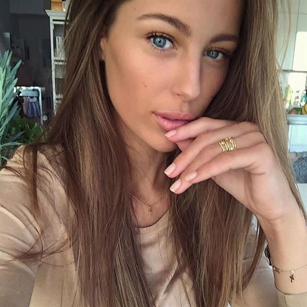 Mathilde Gøhler taking a selfie