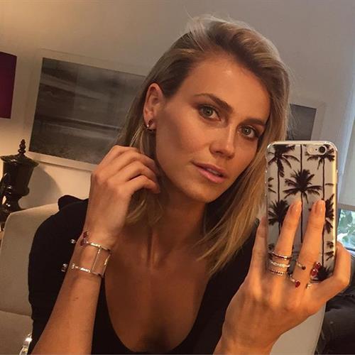 Renata Kuerten taking a selfie