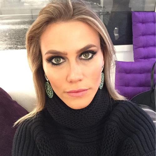 Renata Kuerten taking a selfie