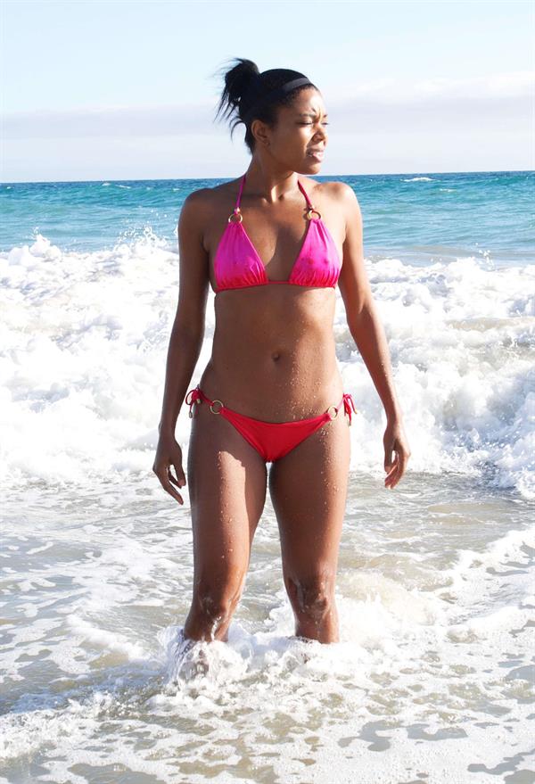 Gabrielle Union Enjoys a beach outing (September 21, 2013) 