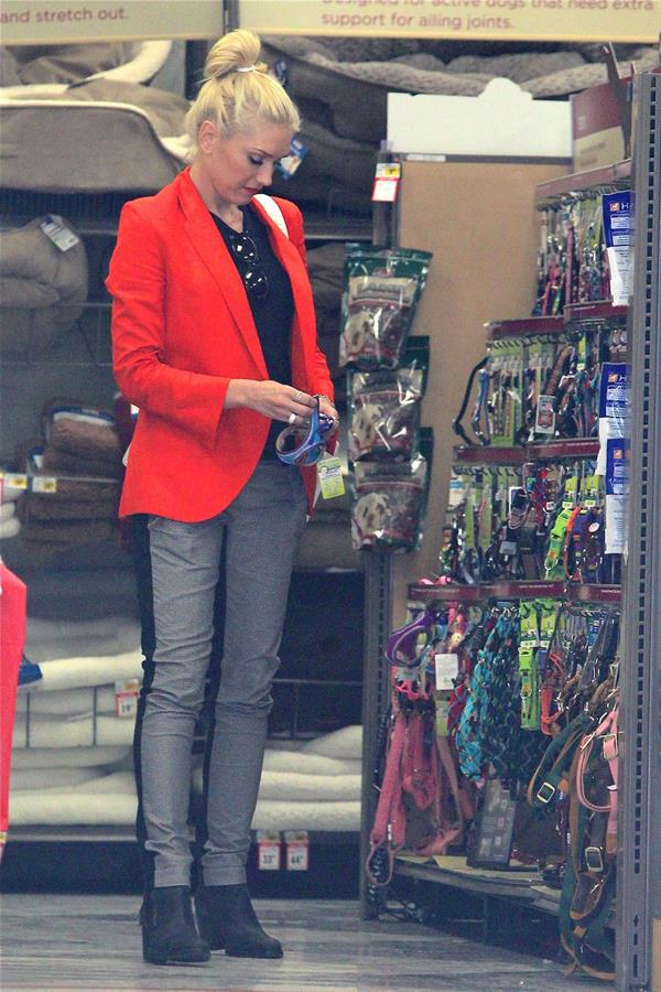 Gwen Stefani Spotted entering a store in Studio City (October 13, 2012) 