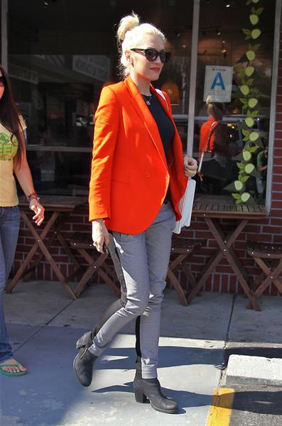 Gwen Stefani Spotted entering a store in Studio City (October 13, 2012) 