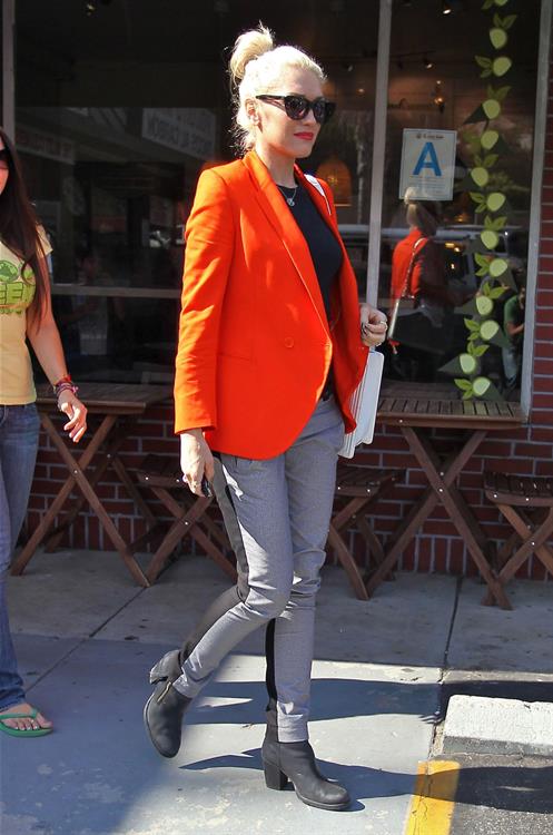 Gwen Stefani Spotted entering a store in Studio City (October 13, 2012) 