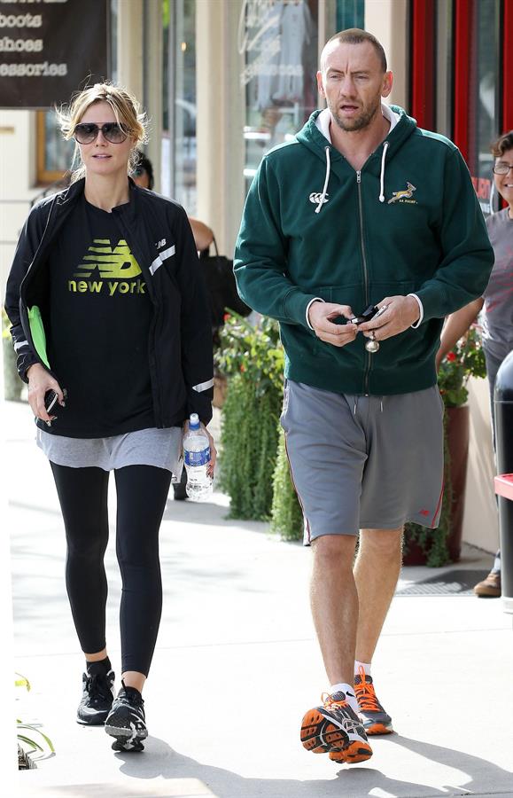 Heidi Klum Spotted leaving the gym and grabbing Starbucks in Brentwood (November 14, 2012) 