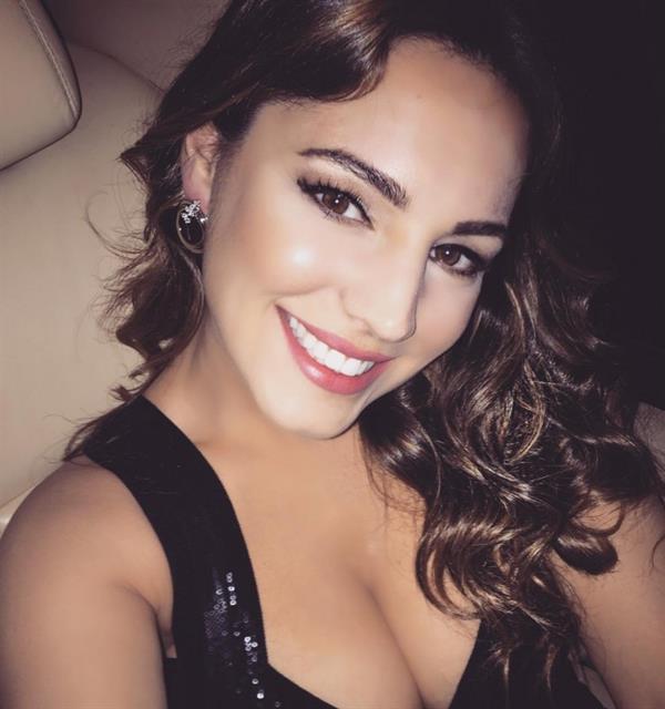 Kelly Brook taking a selfie