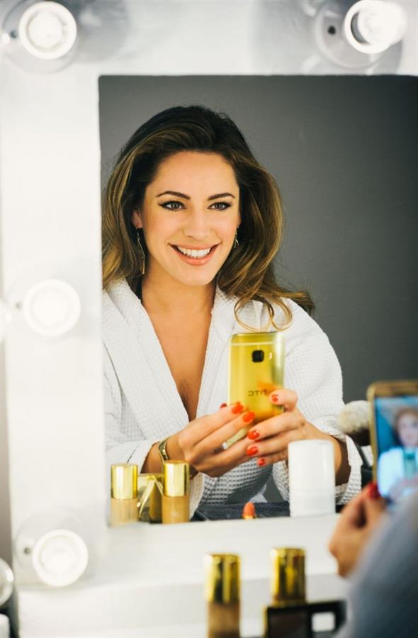 Kelly Brook taking a selfie