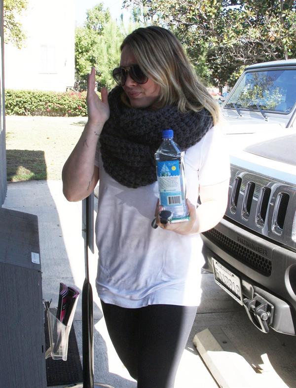 Hilary Duff Heads to pilates class in Studio City (November 20, 2012) 