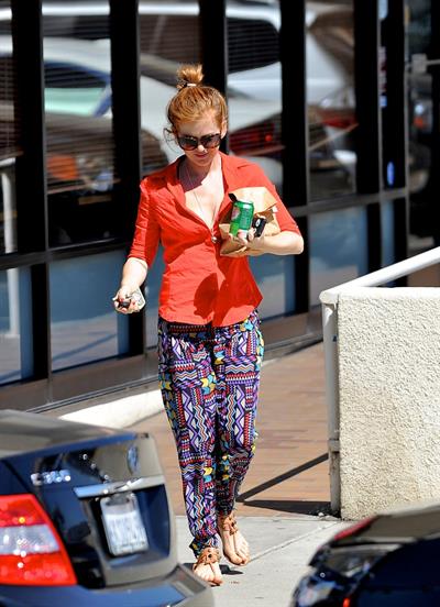 Isla Fisher - Shopping for furniture and picks up lunch in LA - September 14, 2012