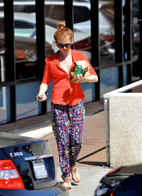 Isla Fisher - Shopping for furniture and picks up lunch in LA - September 14, 2012