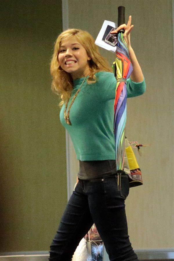 Jennette McCurdy  catching flight back to LA in Vancouver 11/3/12 