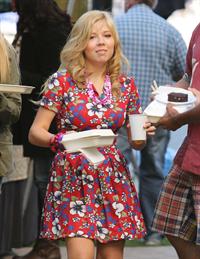 Jennette McCurdy lunch break on set of 'Swindle' in Vancouver 10/4/12 