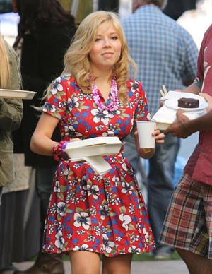 Jennette McCurdy lunch break on set of 'Swindle' in Vancouver 10/4/12 