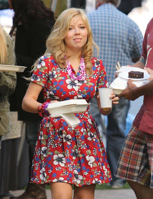 Jennette McCurdy lunch break on set of 'Swindle' in Vancouver 10/4/12 