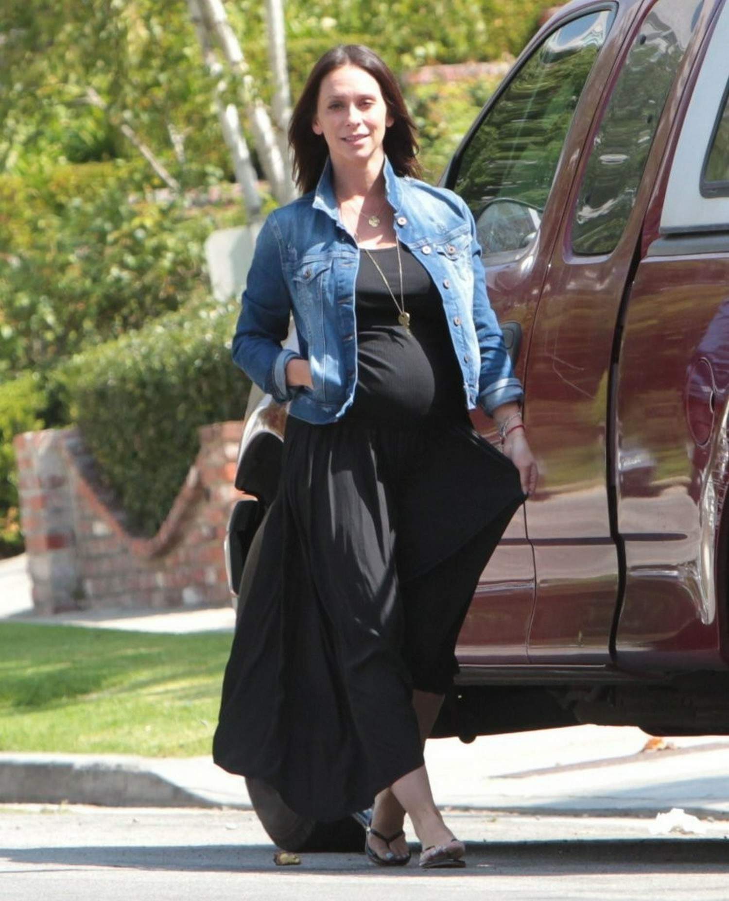 Jennifer Love Hewitt Pictures Jennifer Love Hewitt out at Starbucks in Los Angeles August 9, 2013