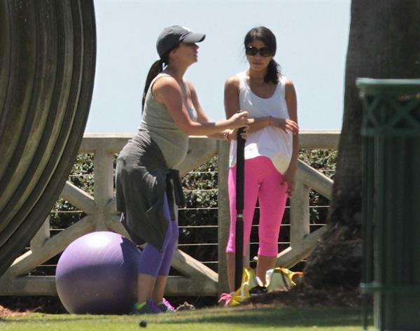 Jennifer Love Hewitt Jennifer Love Hewitt doing a yoga session in Santa Monica August 8, 2013  