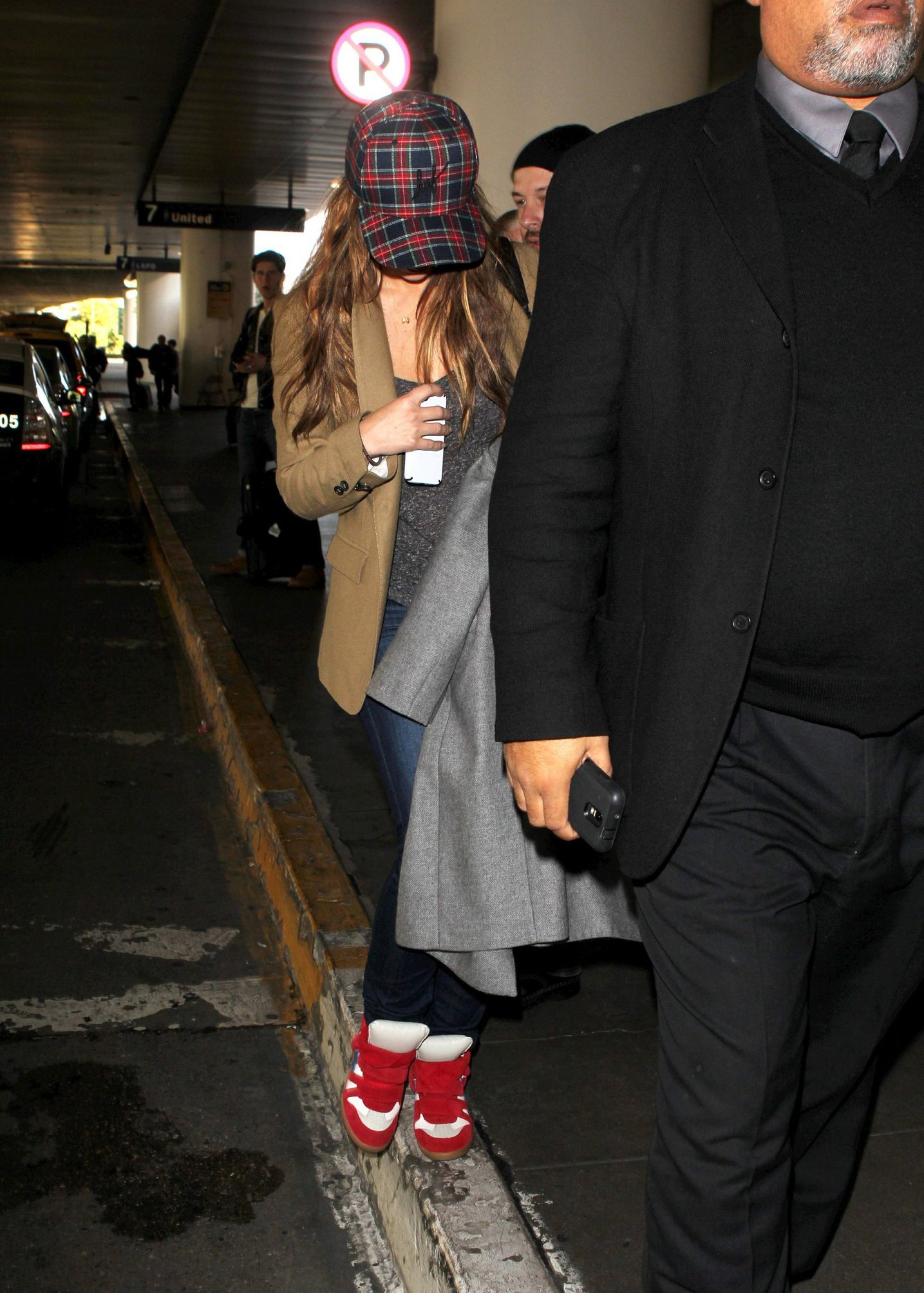 Jennifer Love Hewitt Pictures Jennifer Love Hewitt At LAX Airport December 29, 2012