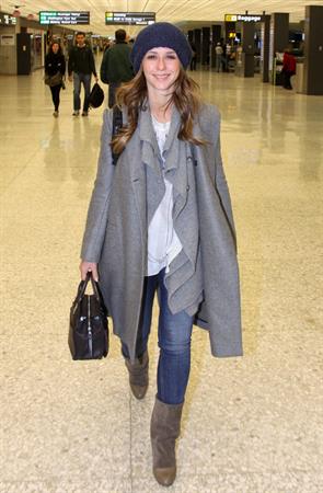 Jennifer Love Hewitt arrives on a flight at Dulles Airport in Washington, D.C. 12/22/12 