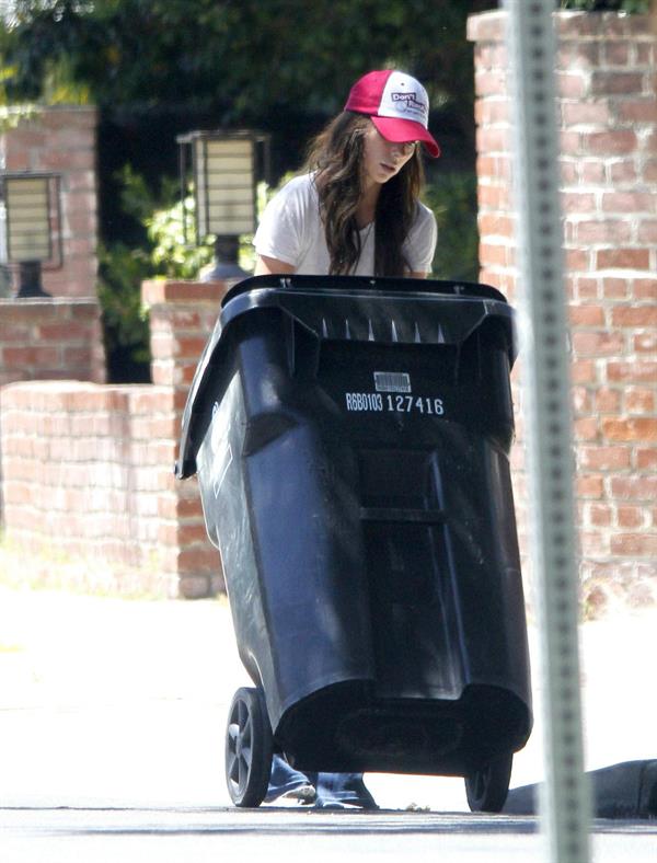 Jennifer Love Hewitt - brings in her trash can and checks her mail outside her house June 28, 2012