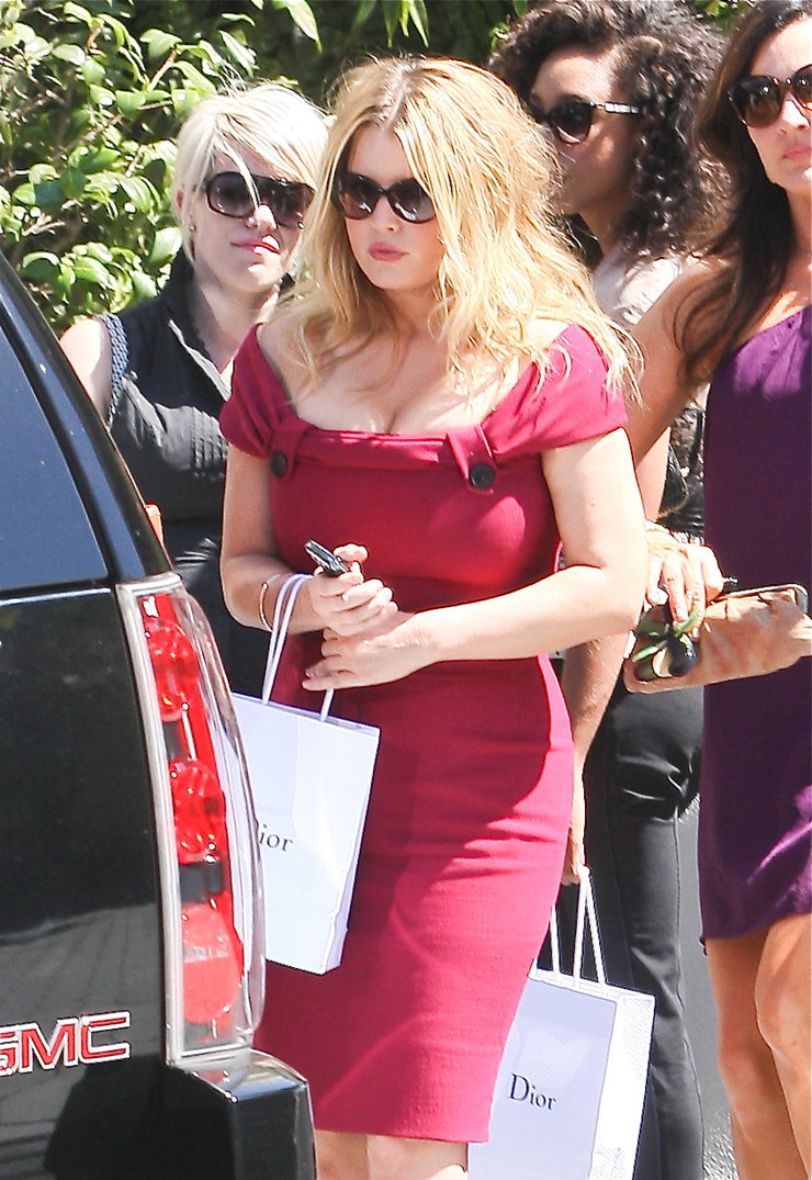 Jessica Simpson leaving a restaurant in Hollywood