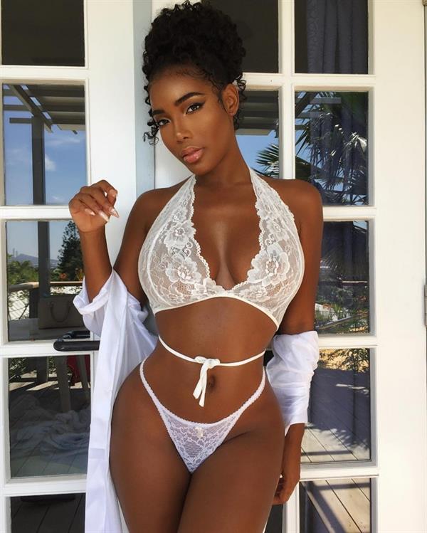 Monifa Jansen in lingerie