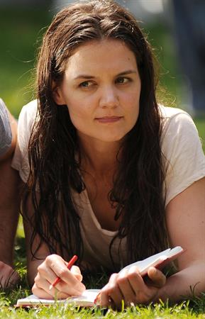 Katie Holmes Pictures Katie Holmes Films  Mania Days  in Washington Square Park (May 21, 2013)