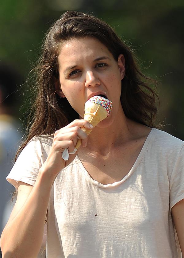 Katie Holmes Films  Mania Days  in Washington Square Park (May 21, 2013) 