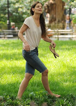 Katie Holmes Pictures Katie Holmes Films  Mania Days  in Washington Square Park (May 21, 2013)