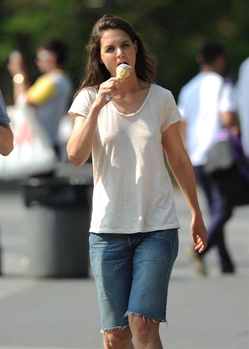 Katie Holmes Films  Mania Days  in Washington Square Park (May 21, 2013) 