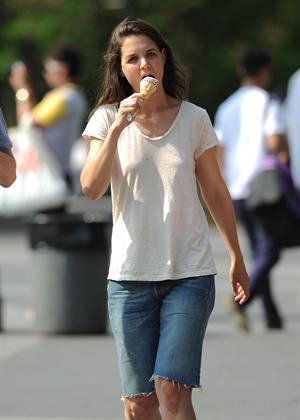 Katie Holmes Pictures Katie Holmes Films  Mania Days  in Washington Square Park (May 21, 2013)