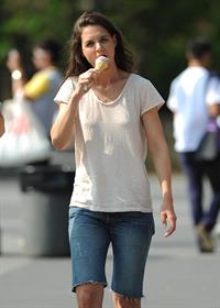 Katie Holmes Films  Mania Days  in Washington Square Park (May 21, 2013) 