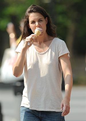 Katie Holmes Pictures Katie Holmes Films  Mania Days  in Washington Square Park (May 21, 2013)