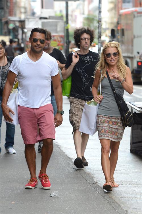 Kelly Ripa Pictures Kelly Ripa - Out in SoHo for some shopping - July 27, 2012
