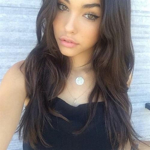 Madison Beer taking a selfie