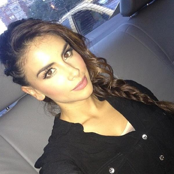 Jessica Cediel taking a selfie