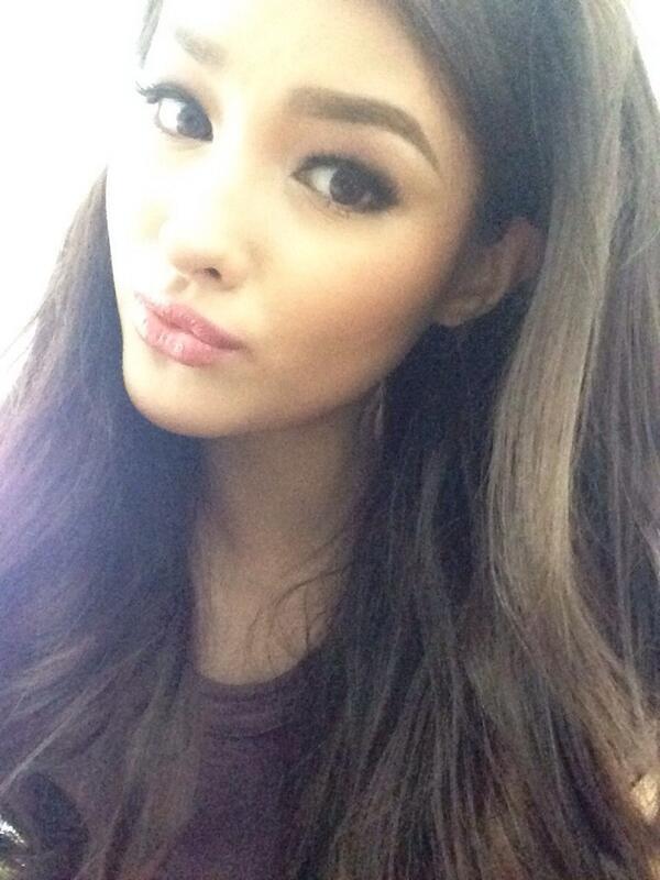 Liza Soberano taking a selfie