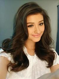 Liza Soberano taking a selfie