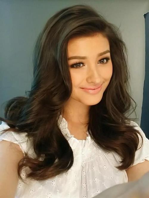 Liza Soberano taking a selfie