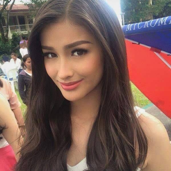 Liza Soberano taking a selfie