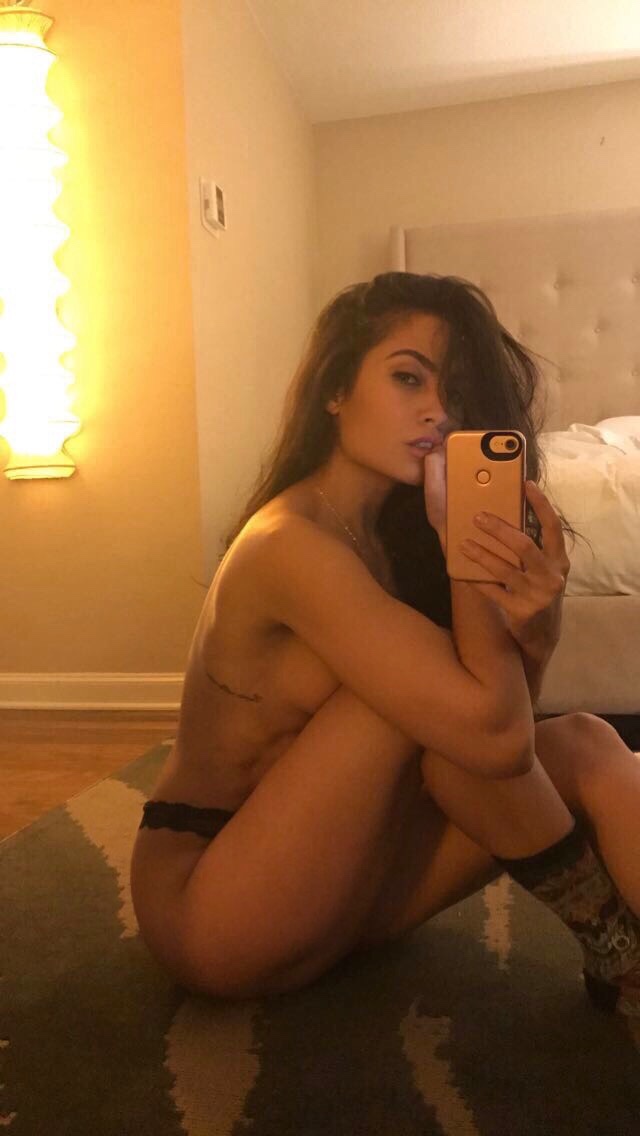 Mónica Alvarez taking a selfie