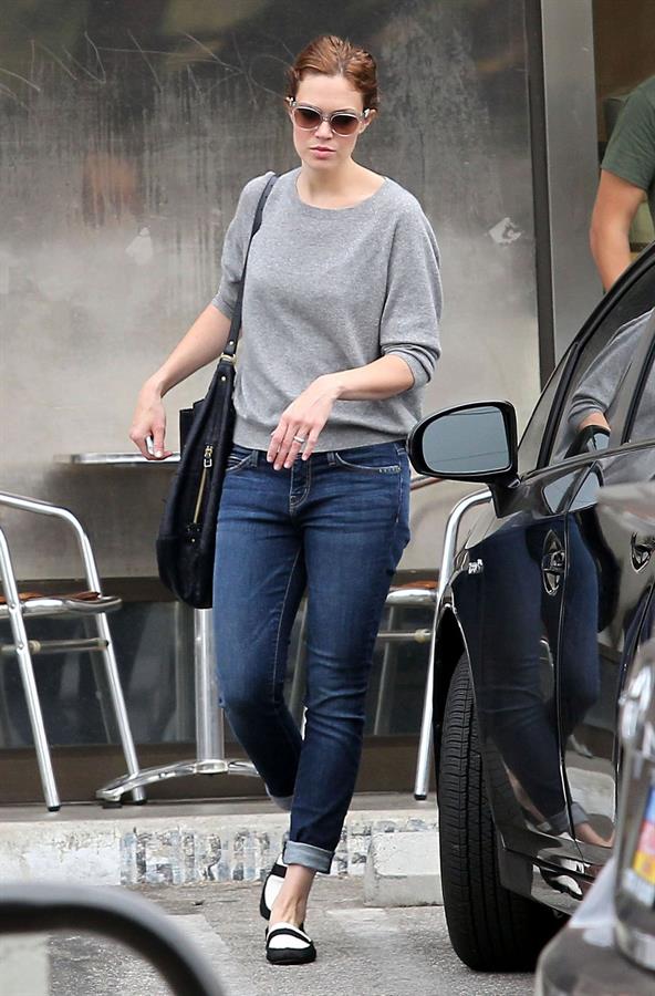 Mandy Moore - Stopping By A Dry Cleaners - August 25, 2012