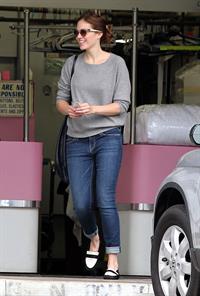 Mandy Moore - Stopping By A Dry Cleaners - August 25, 2012