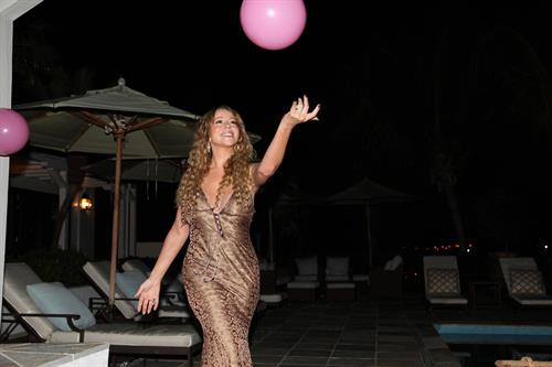 Mariah Carey Looks stunning as she relaxes in the water while on Easter vacation April 2, 2013