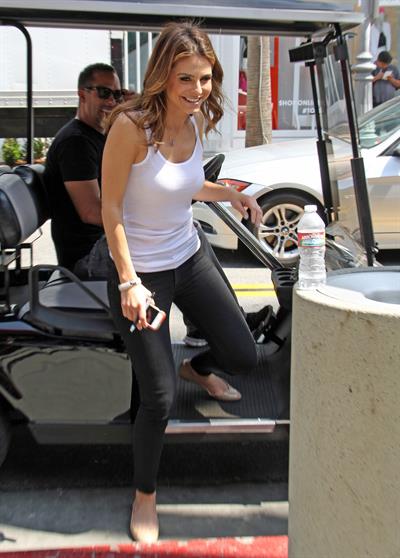 Maria Menounos  Extra  set candids 3/27/13  