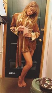 Jehane Paris taking a selfie