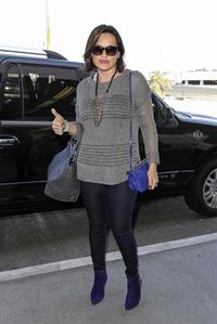 Mariska Hargitay Arrives at LAX Airport in Los Angeles (November 11, 2013) 