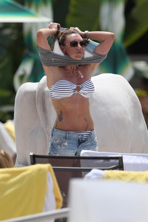 Michelle Heaton Filming a fitness show on Miami Beach, Florida (May 21, 2013) 