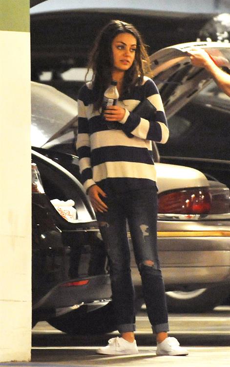 Mila Kunis - Caught with her mother and a shopping cart on a parking place in Los Angeles (04.02.2013) 