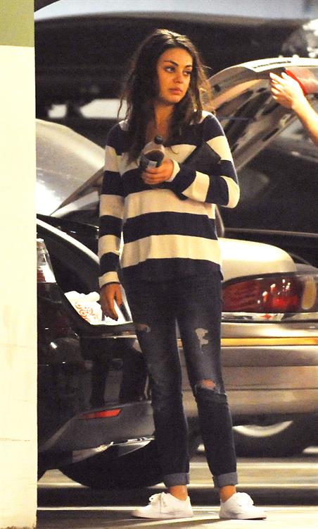 Mila Kunis - Caught with her mother and a shopping cart on a parking place in Los Angeles (04.02.2013) 