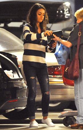 Mila Kunis - Caught with her mother and a shopping cart on a parking place in Los Angeles (04.02.2013) 