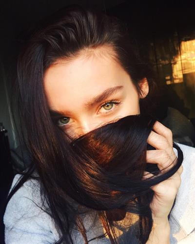 Jülide Ürküt taking a selfie